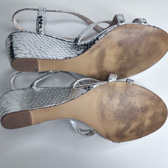 Isola‎ Fidelia Metallic Crocodile Silver 3” Wedge Strappy Heels Sandal Shoes 9 - Picture 15 of 17